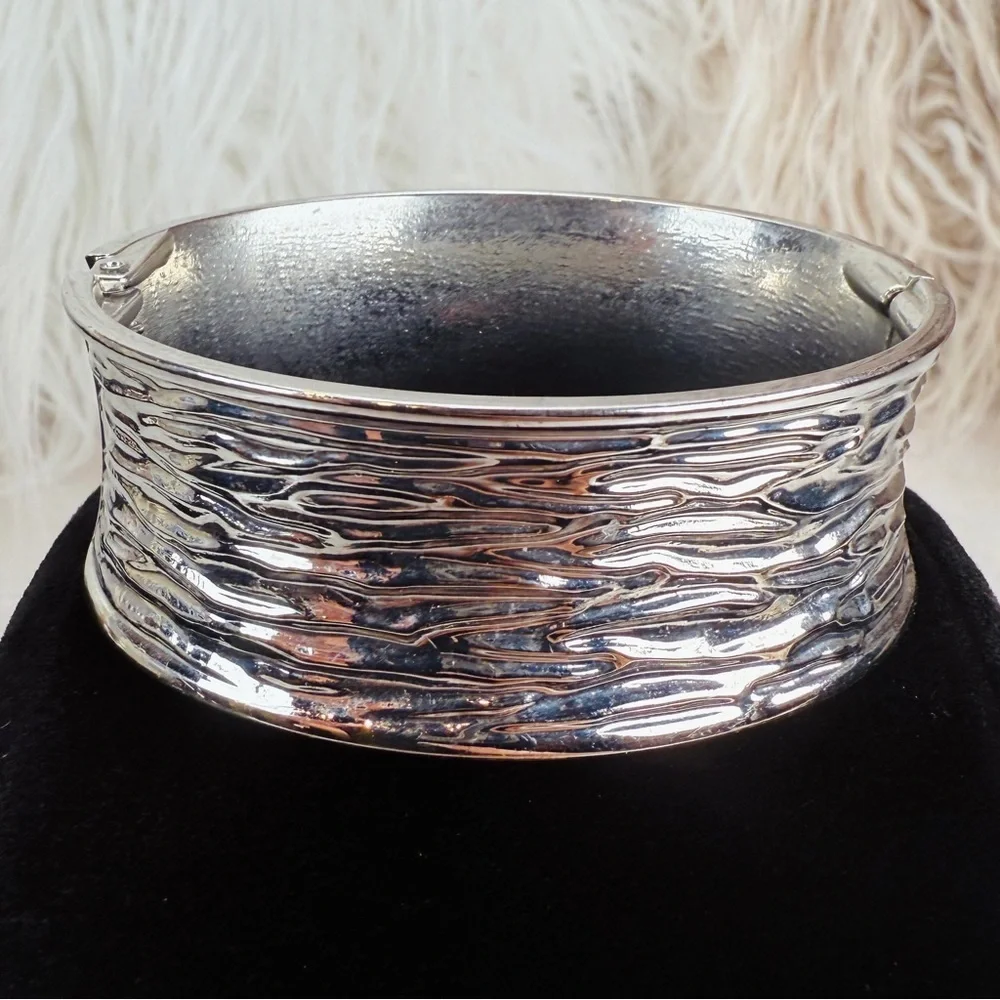 Vintage Textured Silvertone Hinged Bangle Bracelet